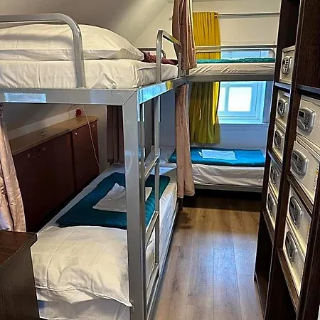 Space Amsterdam Hostel *