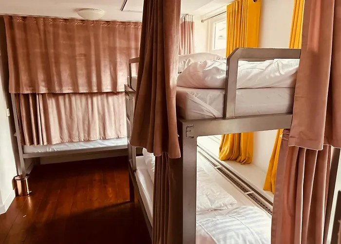 Space Amsterdam Hostel *