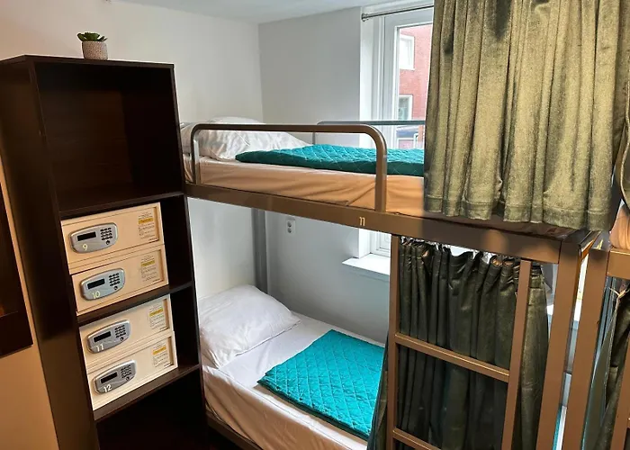 Space Amsterdam Hostel *